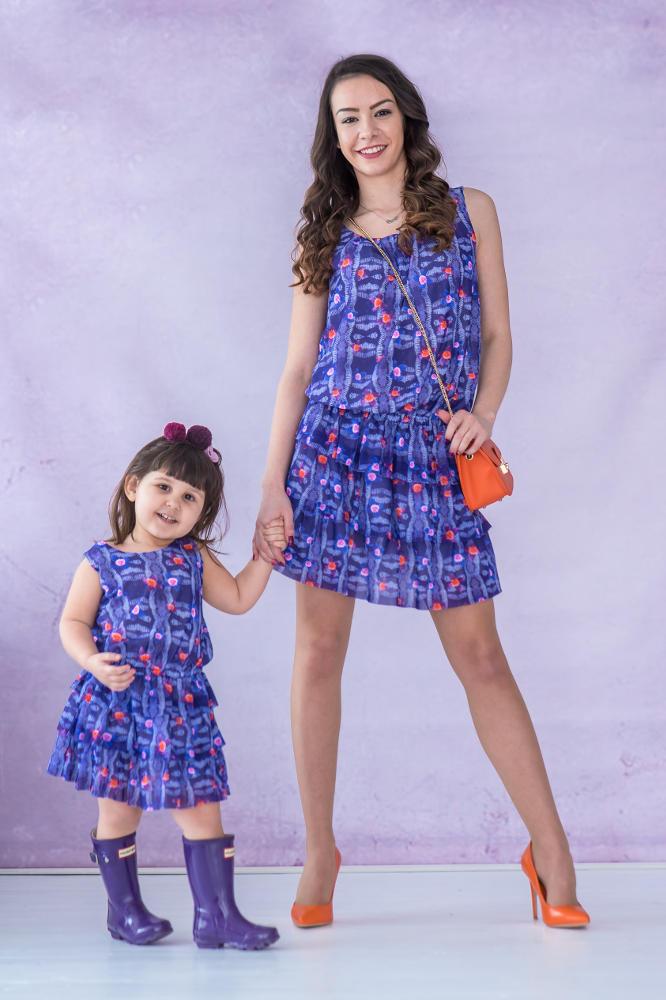 MAMMA e FIGLIA - Abito / Vestito smanicato in ultravioletto con fiori fini in rosa e arancio *Violet*